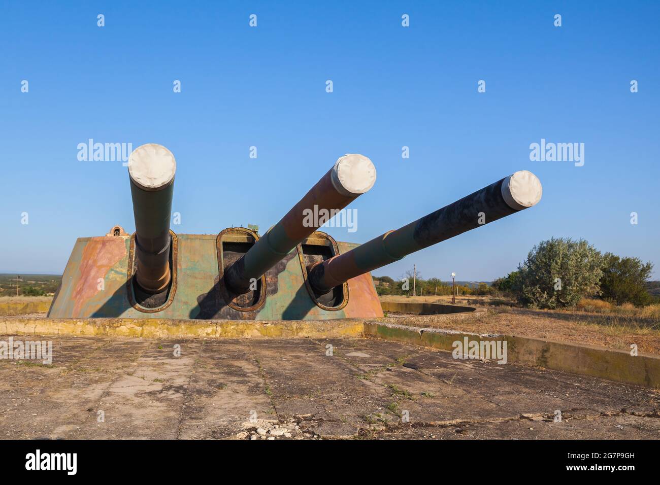 Dreifache Waffe der Panzerbatterie 30. Sowjetische militärische Einheit, die bei der Verteidigung von Sewastopol 1941-1942 während des Zweiten Weltkriegs wichtig war Stockfoto