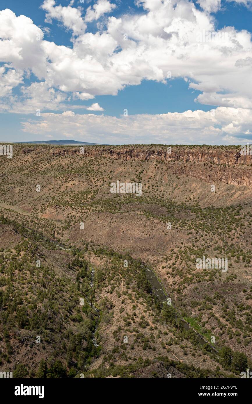 Cerro, New Mexico - Nationaldenkmal Rio Grande del Norte. La Junta Point, das Treffen des Roten Flusses (links) und des Rio Grande. Beide Flüsse sind PR Stockfoto