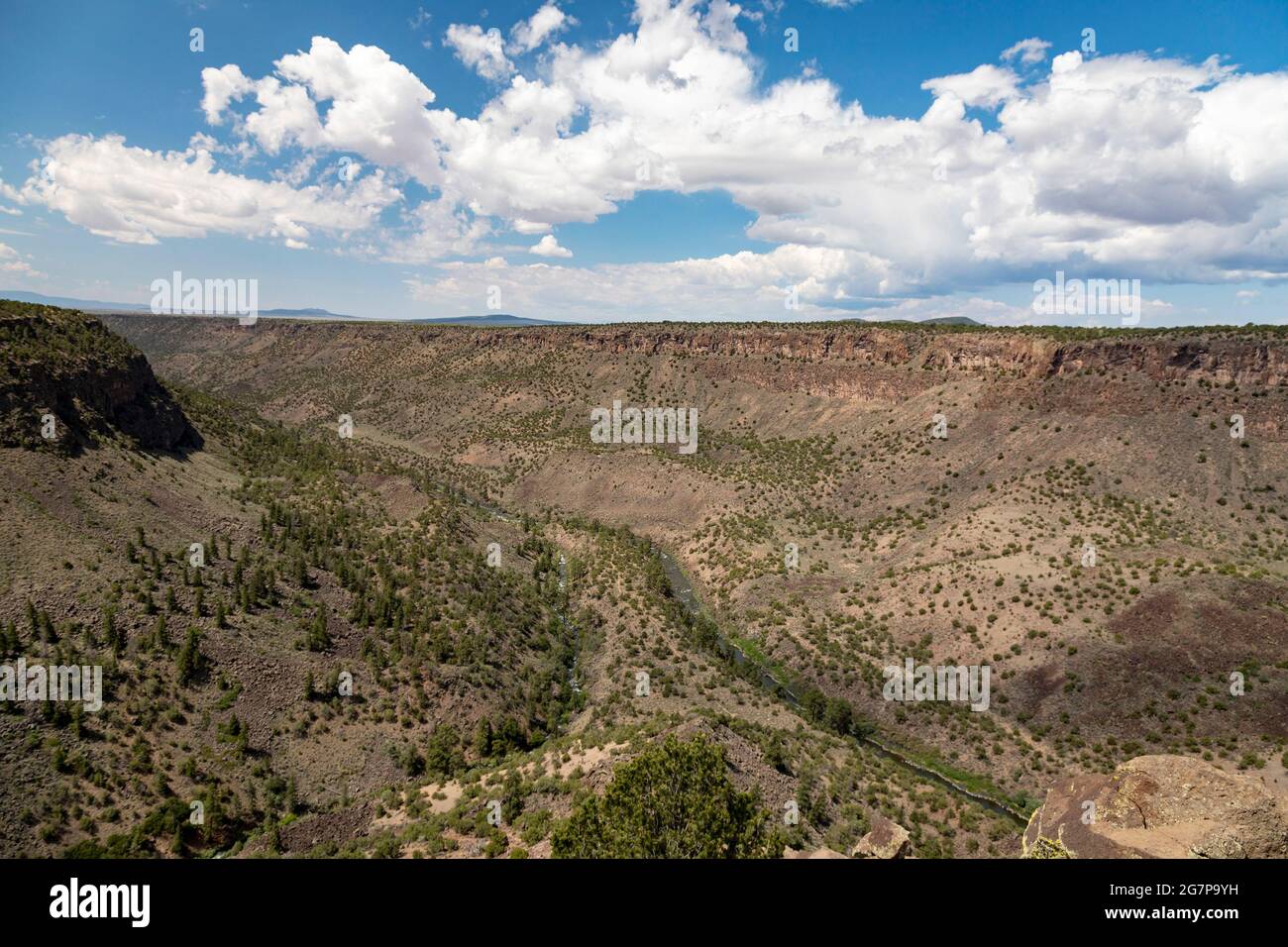 Cerro, New Mexico - Nationaldenkmal Rio Grande del Norte. La Junta Point, das Treffen des Roten Flusses (links) und des Rio Grande. Beide Flüsse sind PR Stockfoto