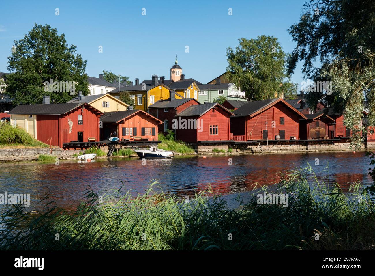 Alte Holzlager am Ufer des Porvoonjoki in der Altstadt von Porvoo, Finnland Stockfoto