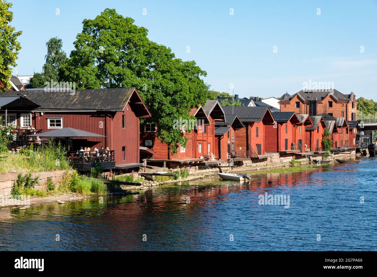 Alte hölzerne rote ockerfarbene Lagergebäude am Fluss Porvoonjoki in der Altstadt von Porvoo, Finnland Stockfoto