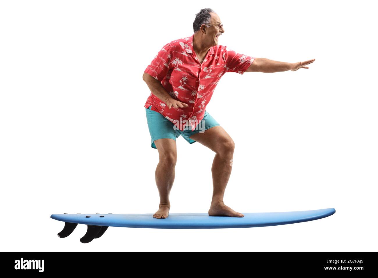 Ganzkörperaufnahme eines reifen Mannes, der auf weißem Hintergrund auf einem Surfbrett reitet Stockfoto