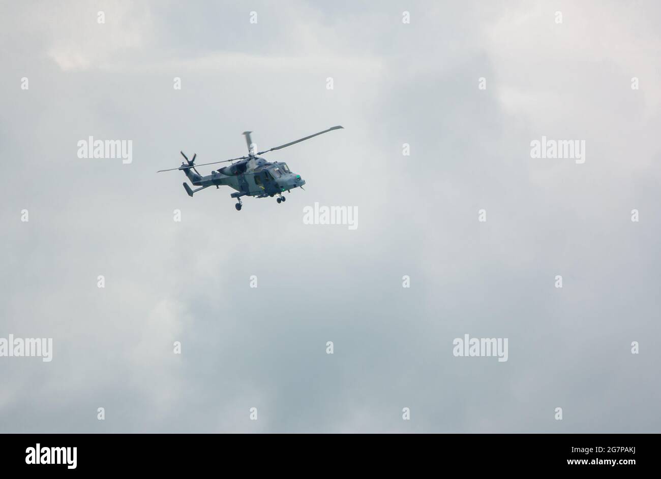 Britische Armee AgustaWestland AW159 Wildcat AH1 Hubschrauber fliegen über Salisbury Plain (SPTA) UK Stockfoto