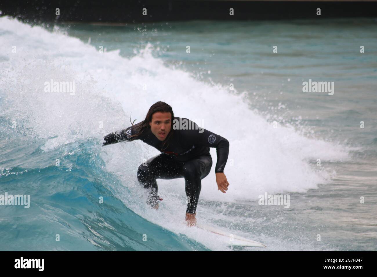 Surfer auf dem Kamm einer Welle, The Wave, Bristol, England, Europa. 13/07/2021 ein männlicher Surfer genießt das erfrischende Wasser und die Wellen bei The Wave. Rid Stockfoto
