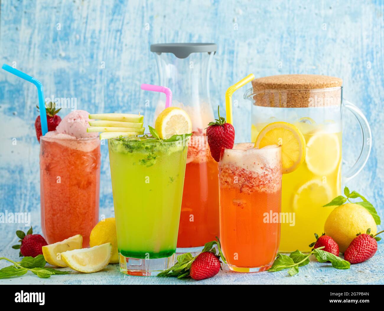 Erfrischende Limonade mit Zitrone, Erdbeere und Minze auf blauem Hintergrund Stockfoto