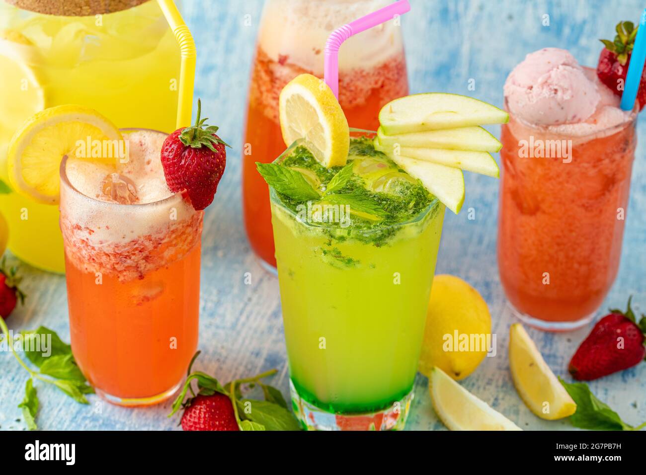 Erfrischende Limonade mit Zitrone, Erdbeere und Minze auf blauem Hintergrund Stockfoto