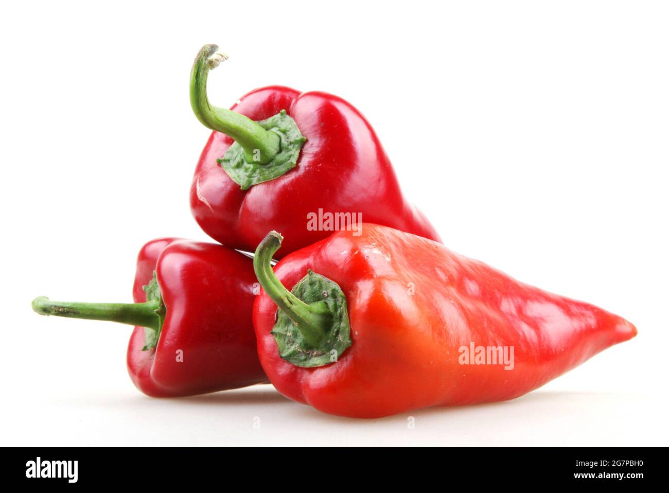 Nahaufnahme von drei roten Paprika auf einem isolierten Hintergrund Stockfoto