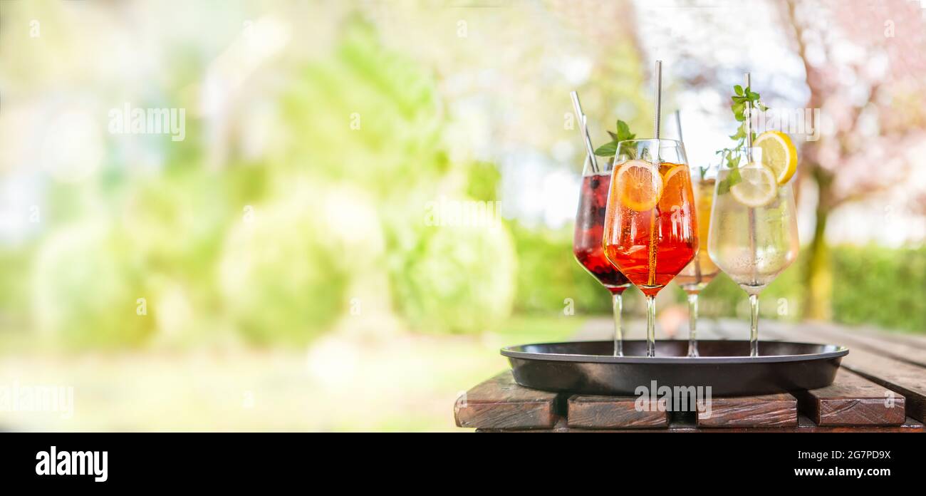 Köstliche Sommercocktails auf einem Tisch im Freien. Frische alkoholische Cocktails. Breitbild mit Textbereich Stockfoto