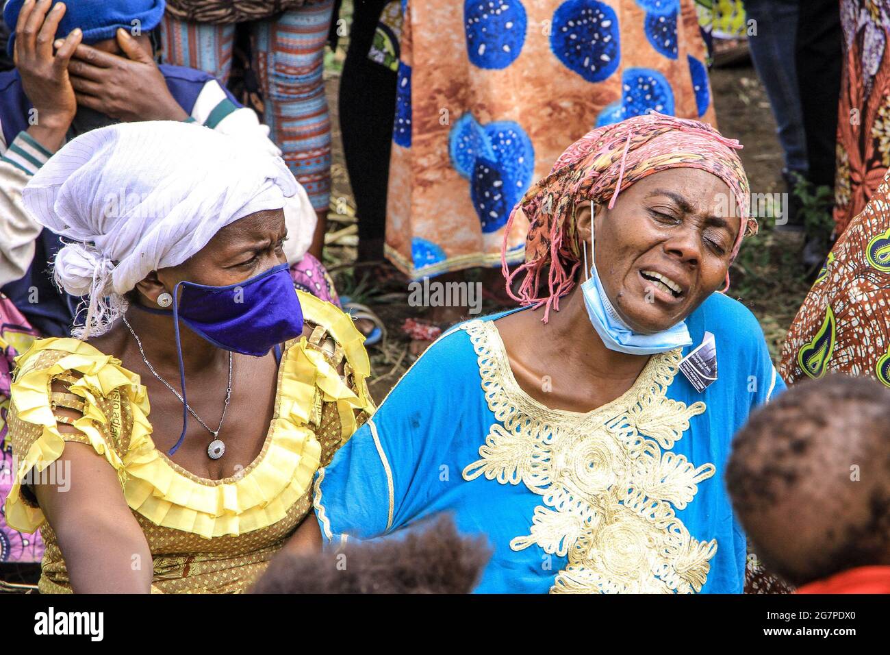 Goma, Demokratische Republik Kongo. Juli 2021. Eine Frau trauert um ihren Mann, der am 15. Juli 2021 auf einem Friedhof in Goma, der Hauptstadt der Provinz Nord-Kivu im Nordosten der Demokratischen Republik Kongo (DRC), an COVID-19 gestorben ist. Die Zahl der bestätigten COVID-19-Fälle in der Demokratischen Republik Kongo stieg am Mittwoch auf 45,210, während die Zahl der Todesopfer auf 984 stieg. Quelle: Zanem/Xinhua/Alamy Live News Stockfoto