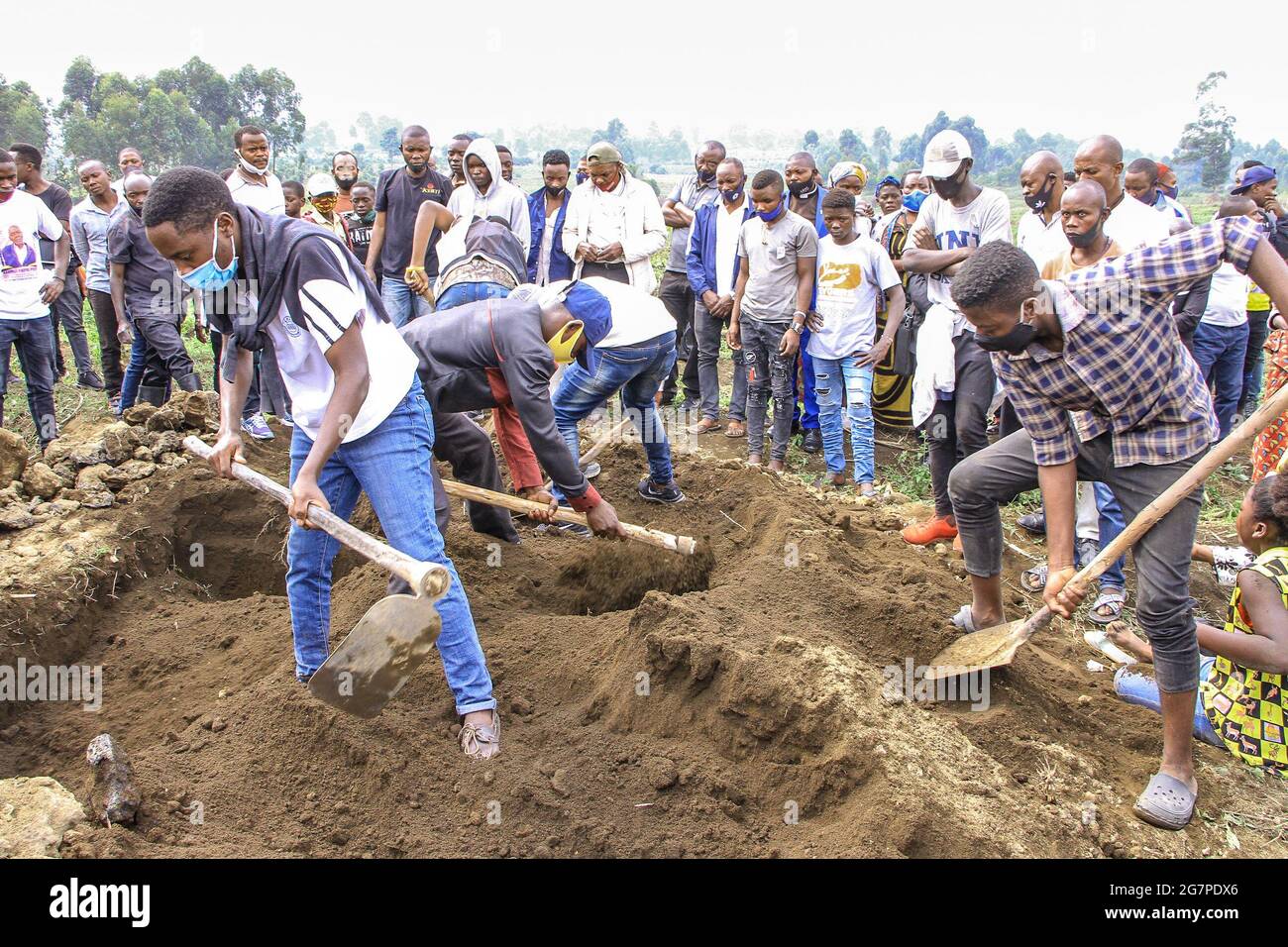 Goma, Demokratische Republik Kongo. Juli 2021. Am 15. Juli 2021 graben Menschen auf einem Friedhof in Goma, der Hauptstadt der Provinz Nord-Kivu, im Nordosten der Demokratischen Republik Kongo, Gräber für verstorbene COVID-19-Patienten. Die Zahl der bestätigten COVID-19-Fälle in der Demokratischen Republik Kongo stieg am Mittwoch auf 45,210, während die Zahl der Todesopfer auf 984 stieg. Quelle: Zanem/Xinhua/Alamy Live News Stockfoto