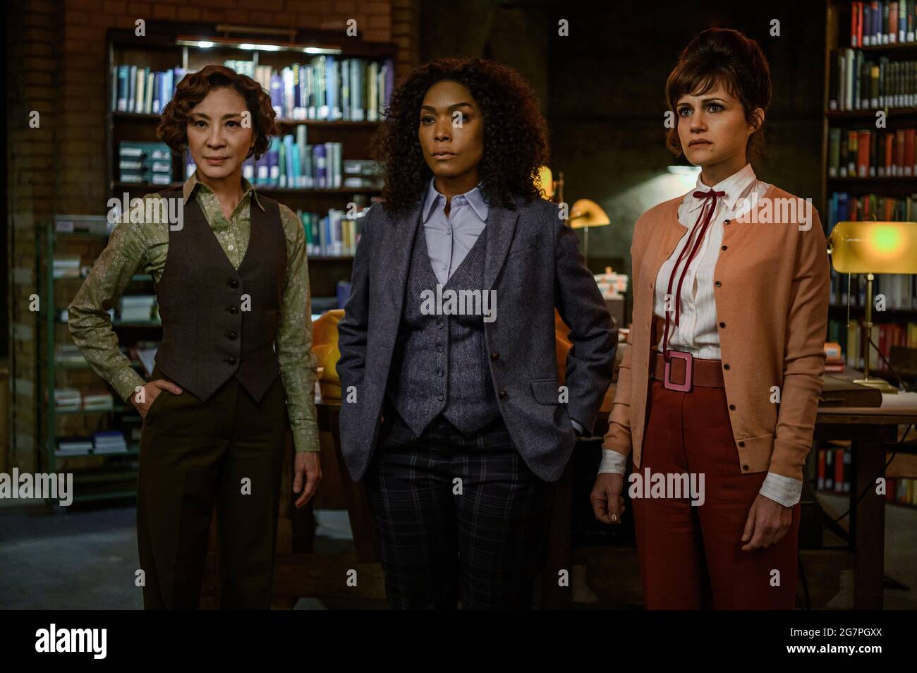 VERÖFFENTLICHUNG: 14. Juli 2021 TITEL: Gunpowder Milkshake STUDIO: Studiocanal REGIE: Navot Papushado PLOT: Drei Generationen von Frauen kämpfen gegen diejenigen, die ihnen alles nehmen könnten. MIT MICHELLE YEOH als Florence, ANGELA BASSETT als Anna May, CARLA GUGINO als Madeleine. (Bild: © StudioCanal/Entertainment Pictures) Stockfoto