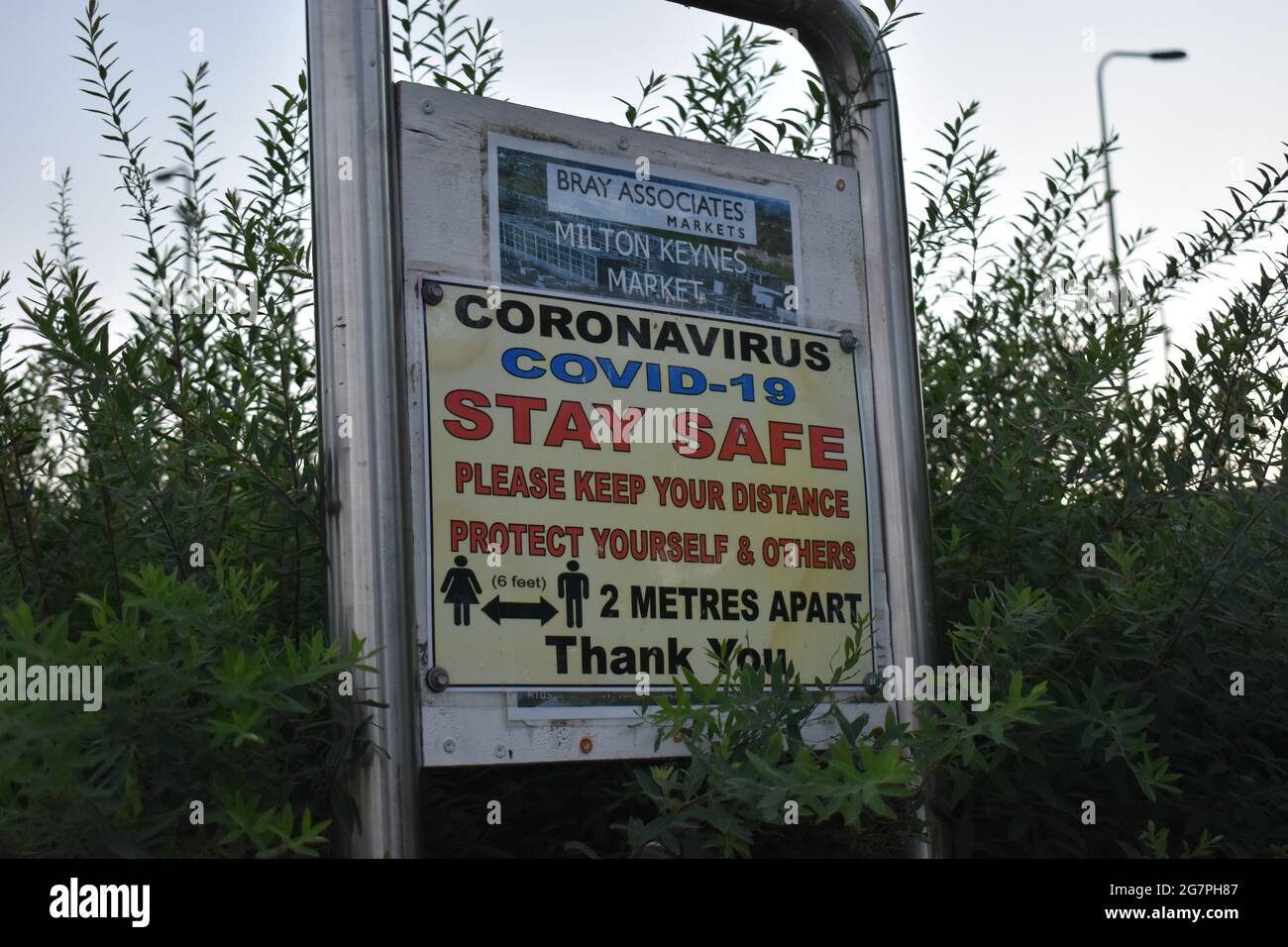 Anleitung zum Coronavirus auf einem Schild an der Markthalle von Milton Keynes. Stockfoto