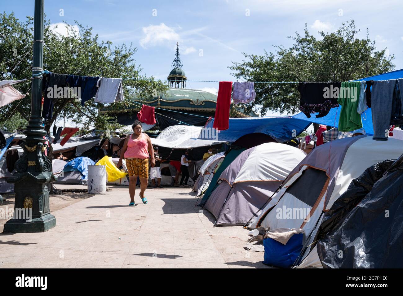 Reynosa, Mexiko. 15. Juli 2021. Hunderte von Migranten schlafen in Zelten auf einem der Hauptplätze neben der Internationalen Brücke, während sie darauf warten, in die Vereinigten Staaten einreisen zu dürfen, wo viele auf Asyl hoffen. Quelle: Lexie Harrison-Cripps/Alamy Live News Stockfoto
