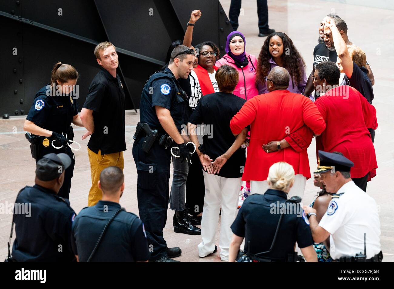 Washington, USA, 15. Juli 2021. 15. Juli 2021 - Washington, DC, USA: Linda Sarsour (rosa Jacke und Hose und ein lila Kopftuch) nimmt an einer Wahlrechtsdemonstration Teil, während andere Teilnehmer im US-Kapitol im Hart Senate Office Building verhaftet werden (Sarsour und andere Demonstranten werden bald nach der Aufnahme dieses Fotos verhaftet). (Foto: Michael Brochstein/Sipa USA) Quelle: SIPA USA/Alamy Live News Stockfoto