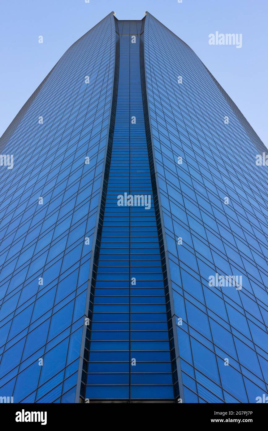 Nahaufnahme eines hohen gläsernen Wolkenkratzers von unten. Financial Blue Building in Santiago de Chile, Business, Corporate Power Concepts Stockfoto
