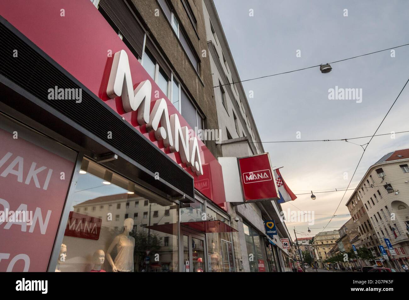 Bild eines Logos von Mana Moda, aufgenommen in Zagreb, Kroatien vor dem lokalen Laden. Mana ist ein Textildiscounter, der in Kroatien gegründet wurde und sich im Süden ausbreitet Stockfoto