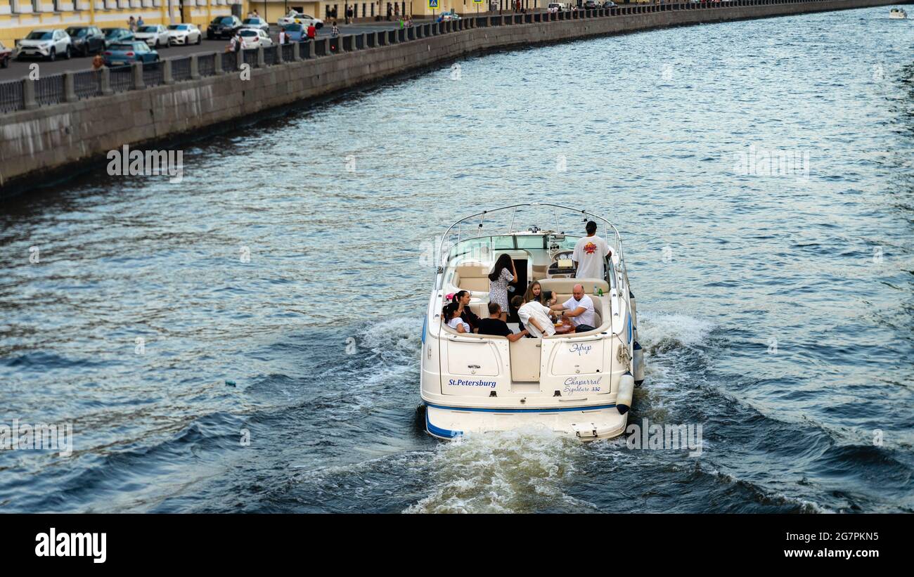 Kleines Flussboot mit Touristen auf Fontanka, St. Petersburg, Russland Stockfoto