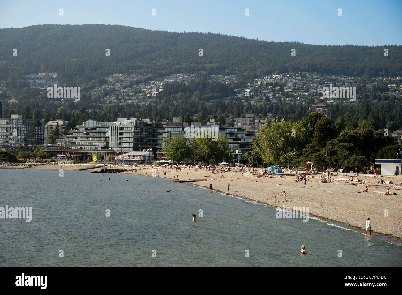 Im Sommer ist Ambleside Beach in West Vancouver zu finden. Stockfoto