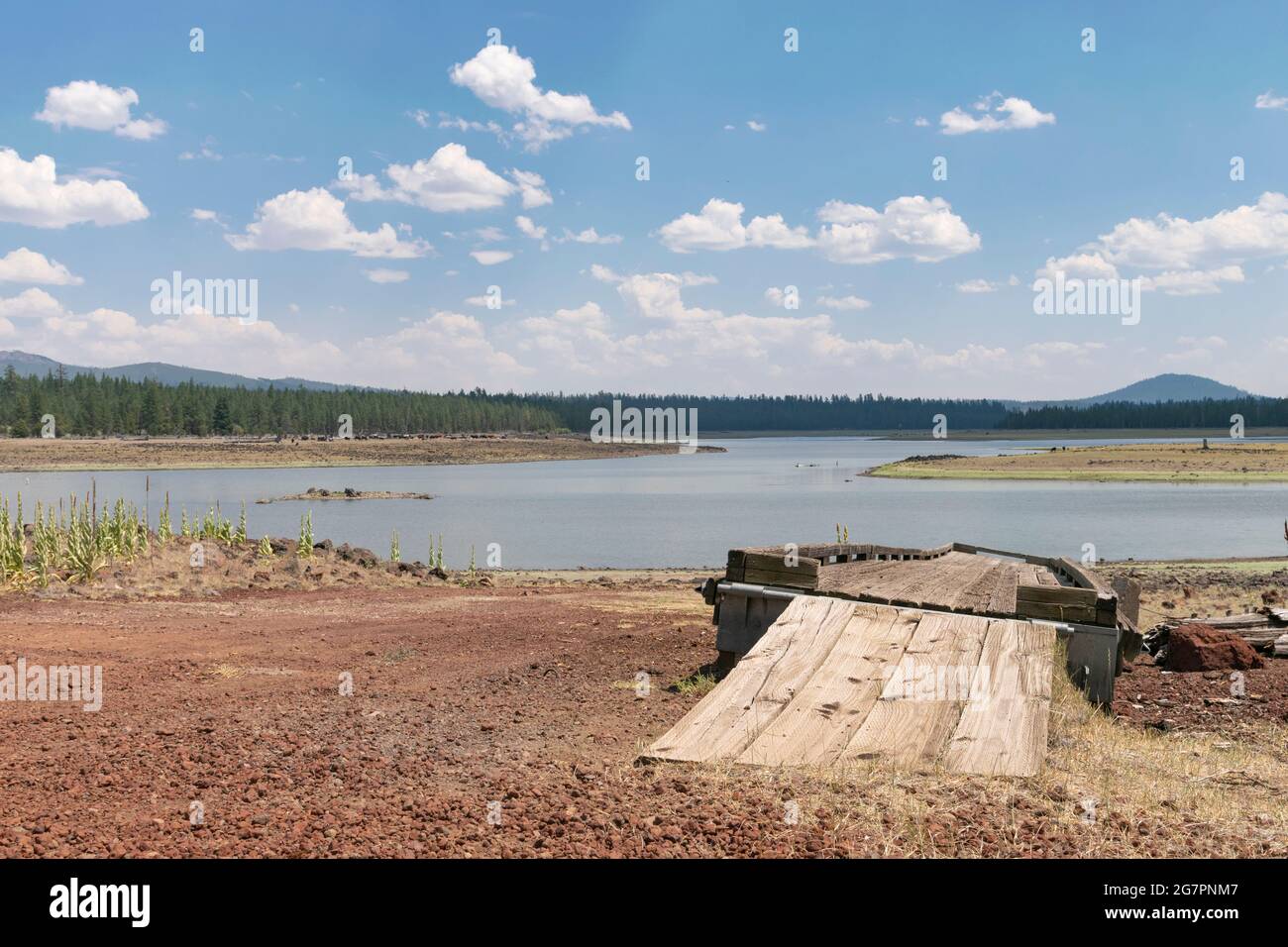 Thompson Reservoir in Lake County, Oregon, ist während extremer Dürre auf niedrigem Niveau. Ein Bootsanleger bleibt weit vom zurücktretenden Ufer entfernt. Stockfoto