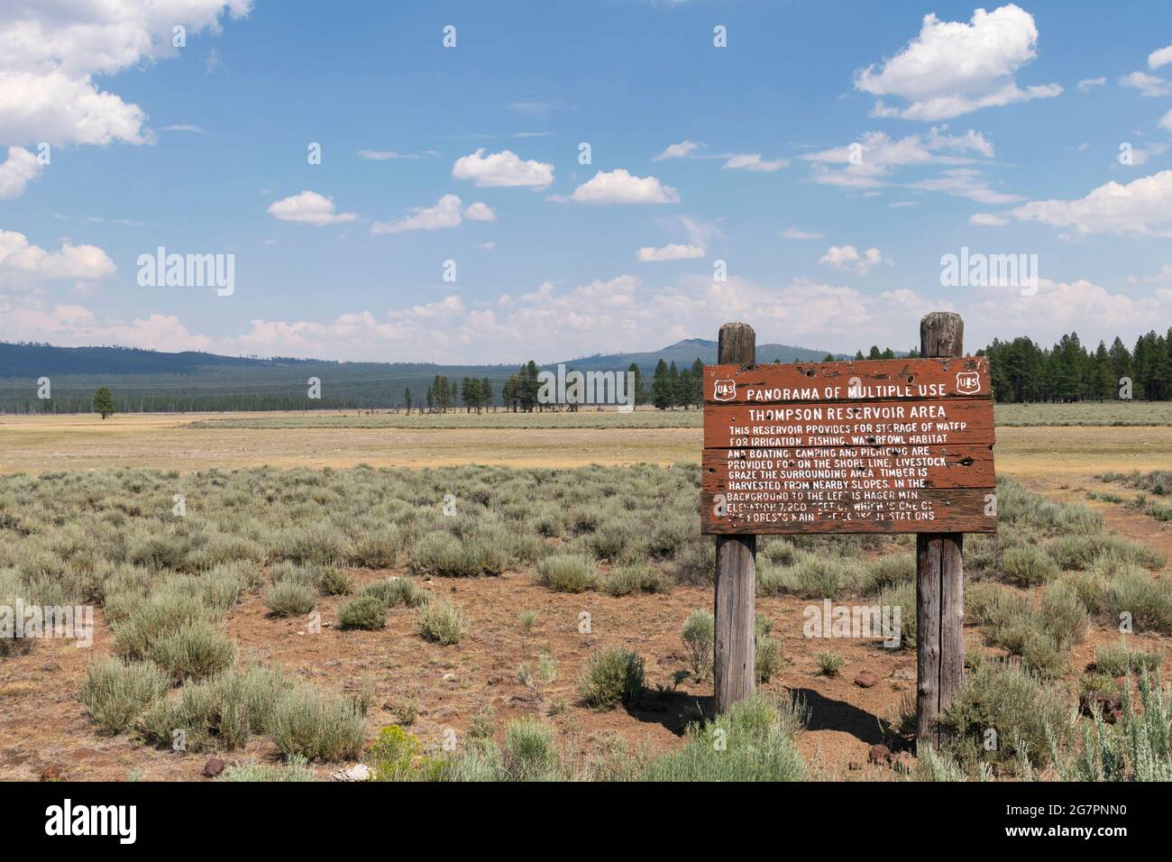 Ein Schild in Lake County, Oregon, beschreibt die Vielfalt der Landnutzungen im Fremont National Forest. Stockfoto