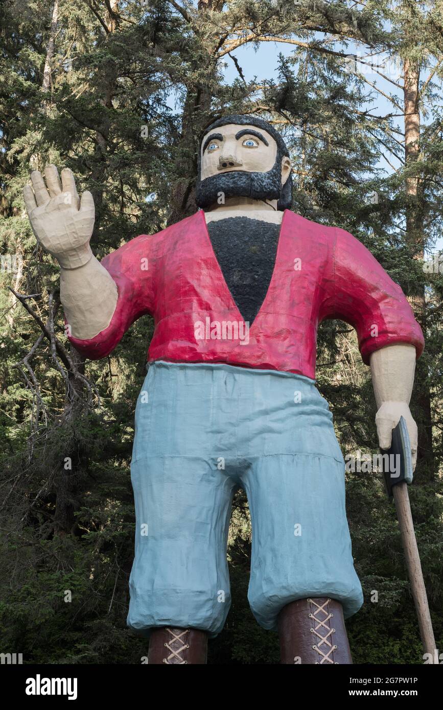 Eine Statue von Paul Bunyan, einem riesigen Holzfäller aus amerikanischer Folklore, an Bäumen des Mystery Vergnügungsparks und Touristenattraktion in Nordkalifornien. Stockfoto