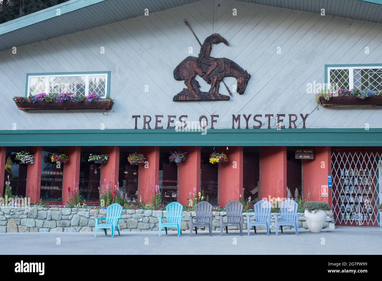 Der Geschenkeladen bei Trees of Mystery, einer Touristenattraktion am Straßenrand, in Klamath im Norden von Kalifornien, USA. Stockfoto