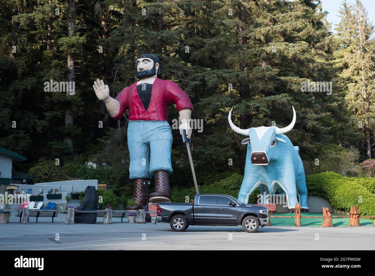 Eine riesige Statue von Paul Bunyan und Babe the blue Ox an Trees of Mystery, eine Touristenattraktion am Straßenrand in Klamath, Nordkalifornien. Stockfoto