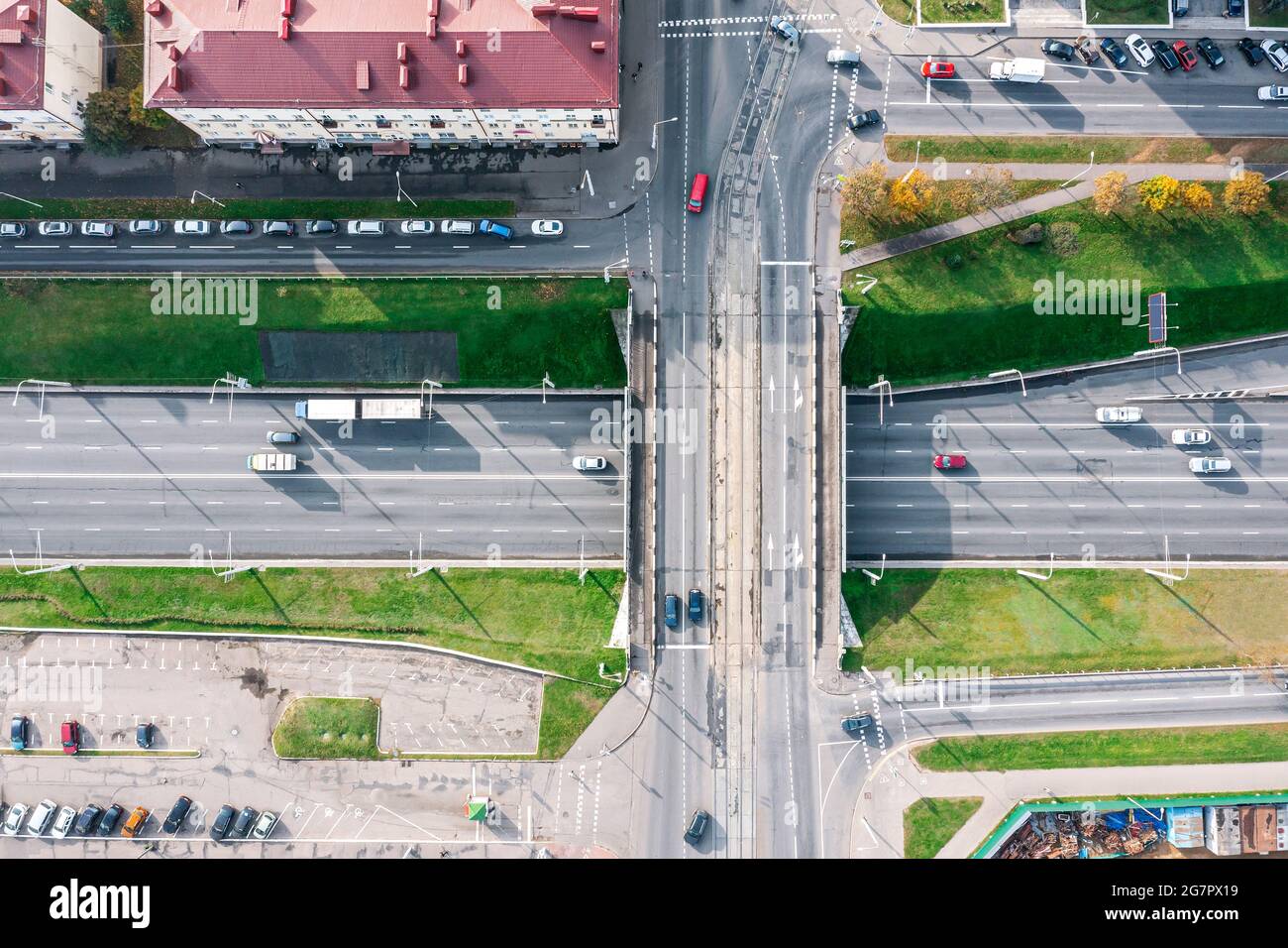 Städtische Straßenkreuzung mit Verkehrsbrücke. Städtische Infrastruktur von oben. Luftaufnahme. Stockfoto