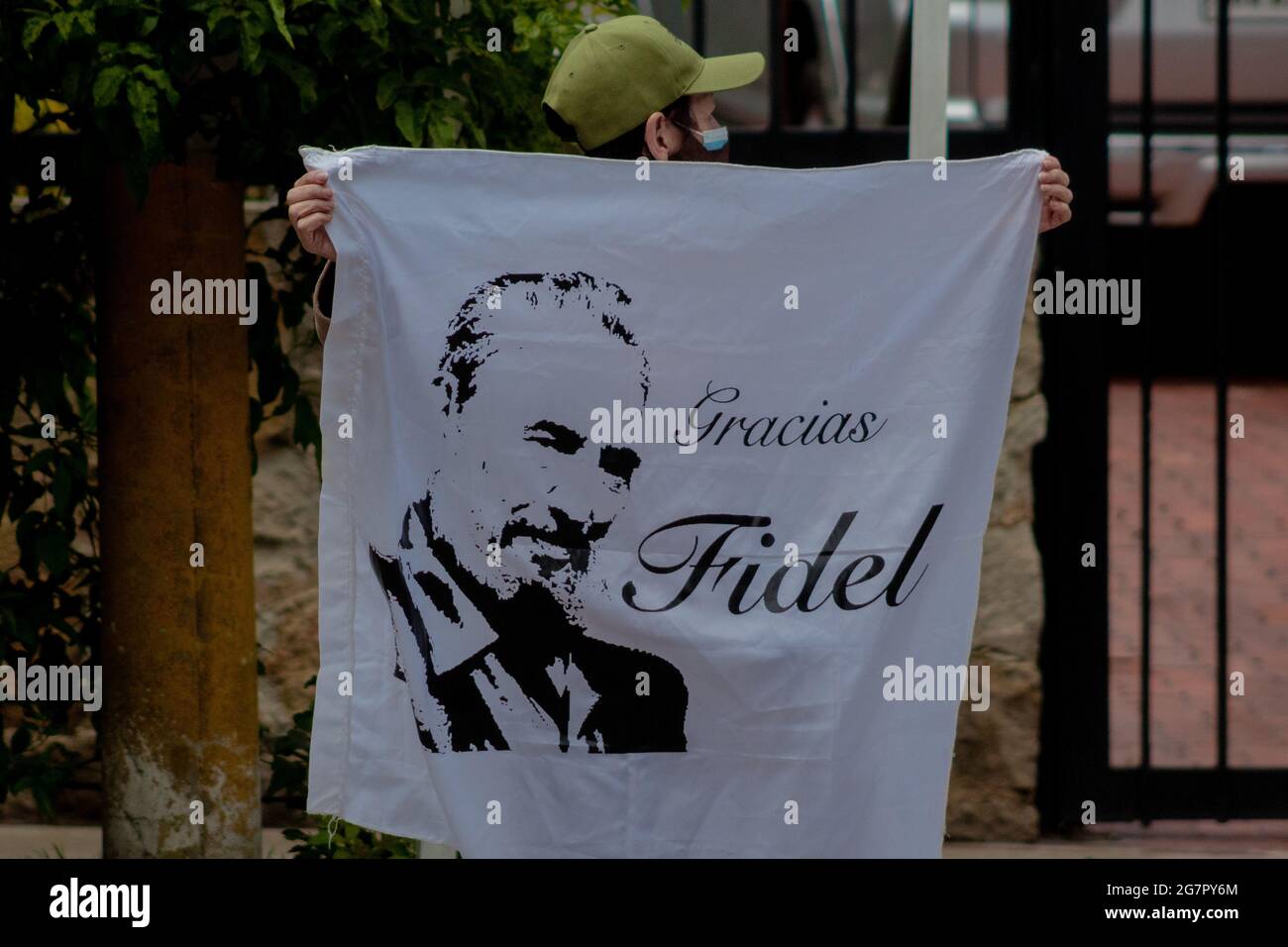 Bogota, Kolumbien. Juli 2021. Ein Demonstrant hält eine Flagge mit dem Gesicht von Fidel Castro, auf der „Danke Fidel“ steht, da die in Kolumbien lebenden kubanischen Bewohner gegen die Unruhen und die Gewalt protestieren, die auf der Insel gegen die Regierung des kubanischen Präsidenten Miguel Diaz-Canel begangen werden. Am 15. Juli 2021 in Bogota, Kolumbien. Kredit: Long Visual Press/Alamy Live Nachrichten Stockfoto