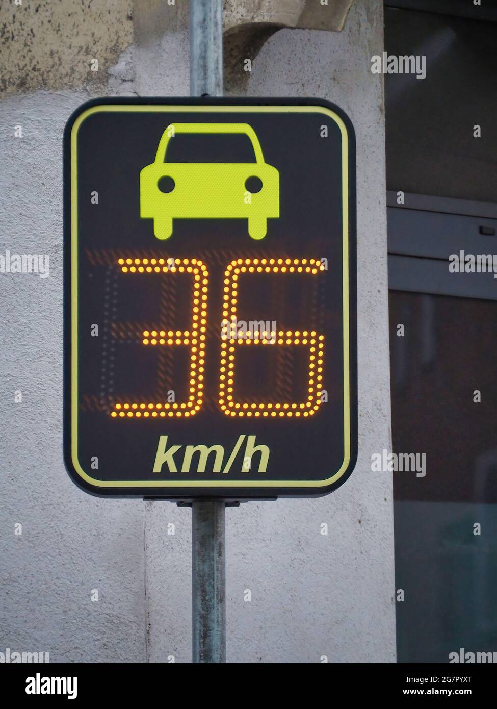 Vertikale Aufnahme eines modernen Geschwindigkeitsbegrenzungszeichens 36km/h. Stockfoto