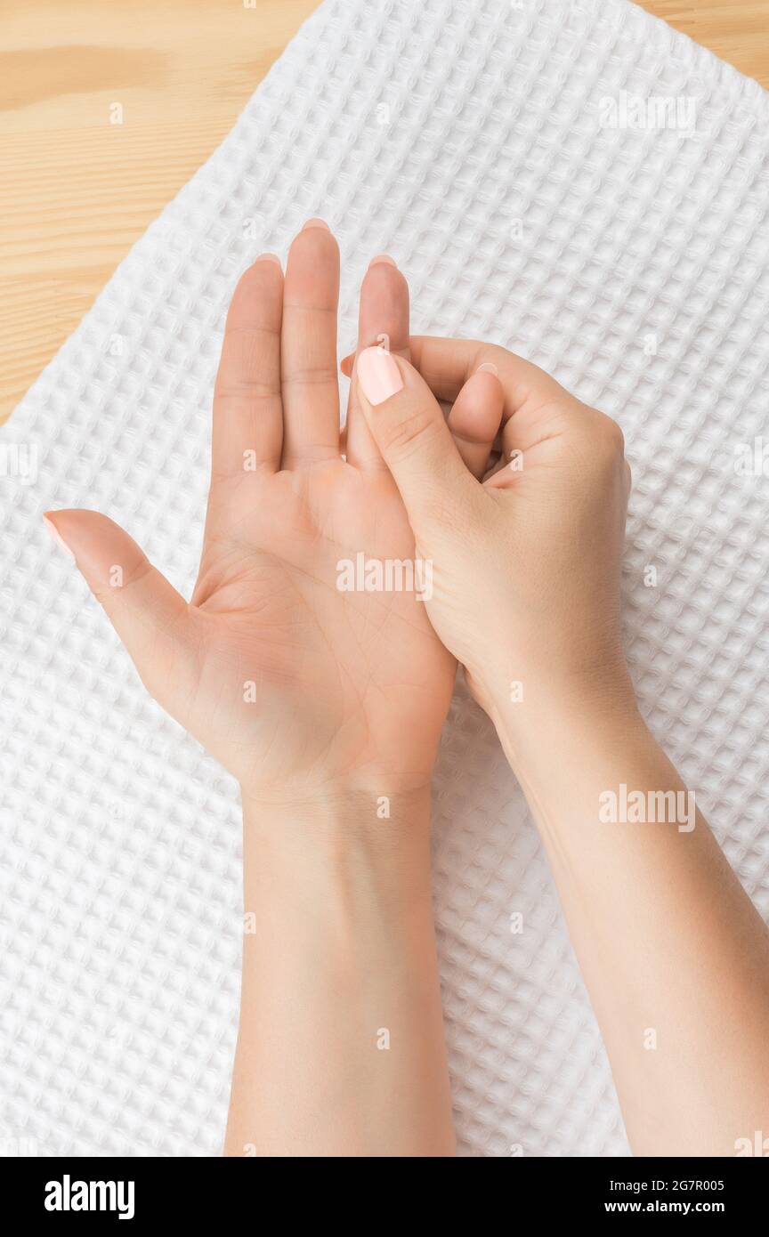 Selbstmassage. Gesunde Handmassage. Nahaufnahme Hand der Person massieren ihre Hand von Schmerzen in gesunden Konzept auf weißem Hintergrund. Akupressur selbst-m Stockfoto