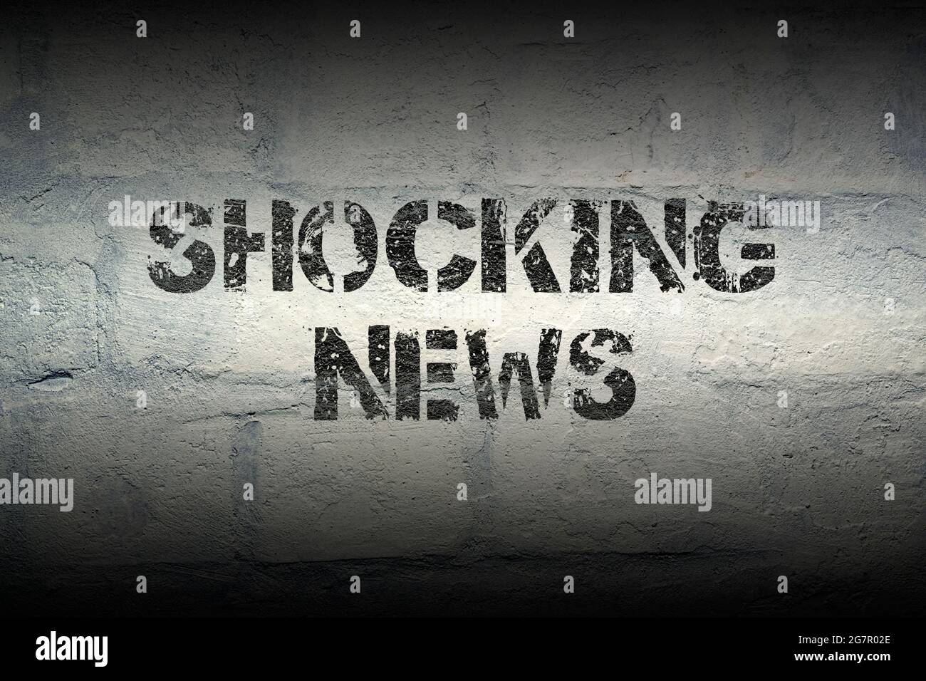 schockierende Nachrichten-Schablone drucken auf der weißen Mauer grunge Stockfoto