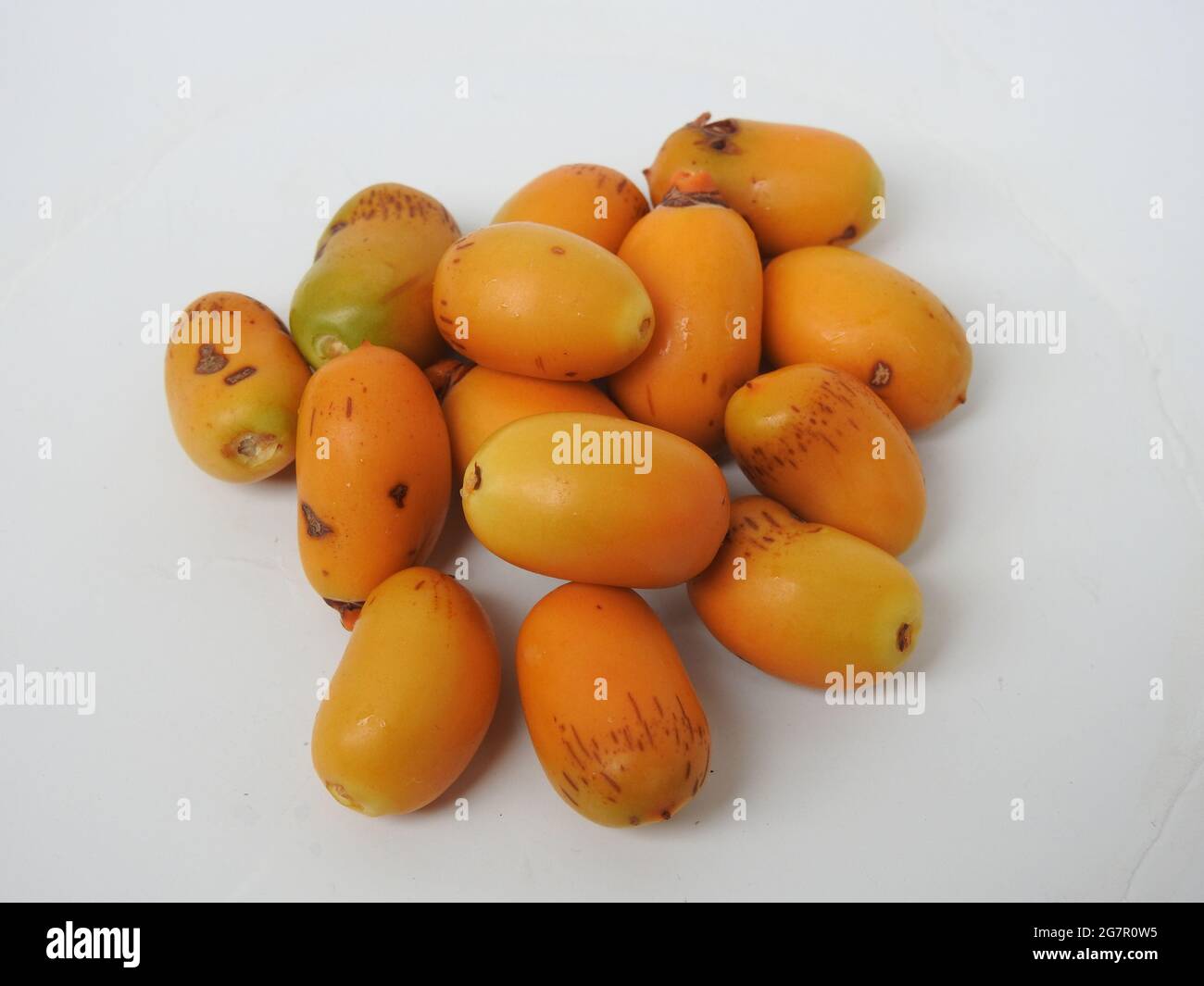 Rohe Zehidi-Datteln mit isolierten Samen auf weißem Hintergrund Stockfoto