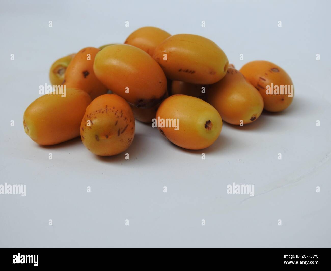Rohe Zehidi-Datteln mit isolierten Samen auf weißem Hintergrund Stockfoto