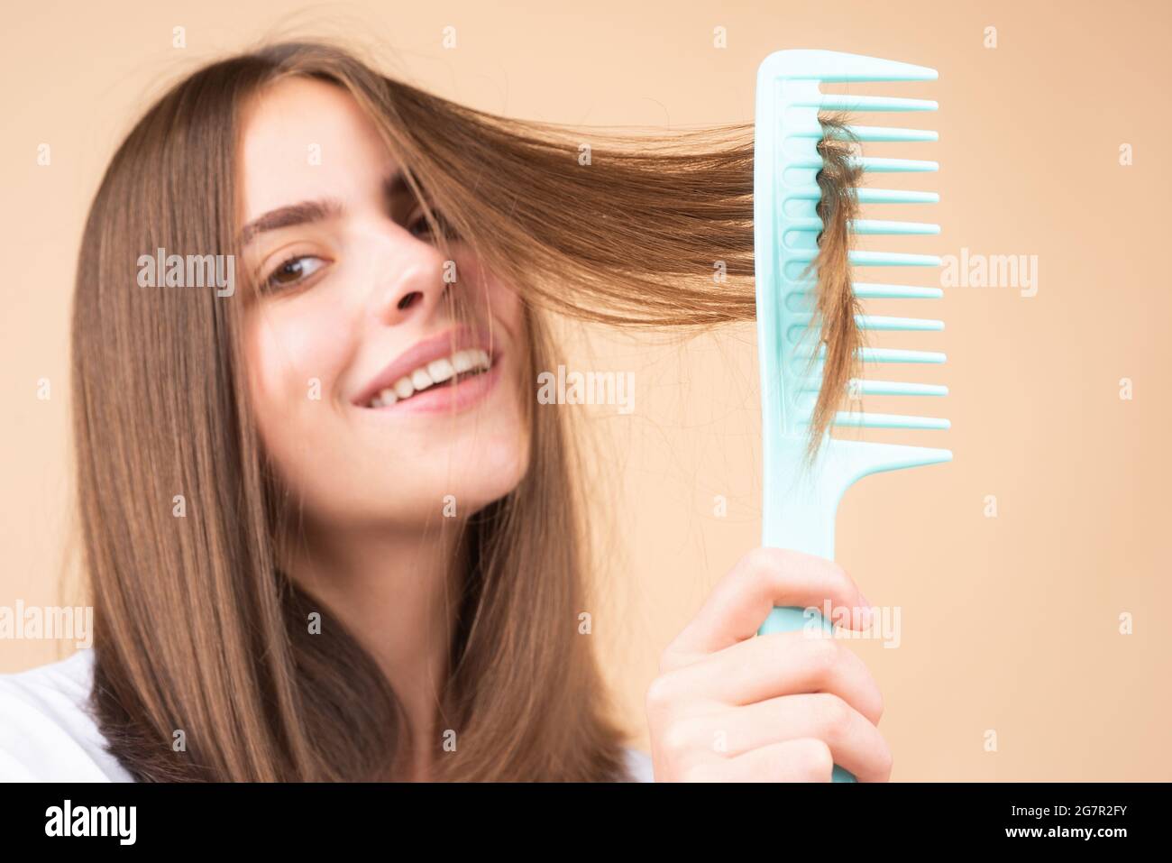 Frau putzt gerades Naturhaar mit Kamm. Mädchen kämmen lange gesunde Haare  mit Haarbürste. Haarpflege Beauty-Konzept. Haare Putzen Stockfotografie -  Alamy