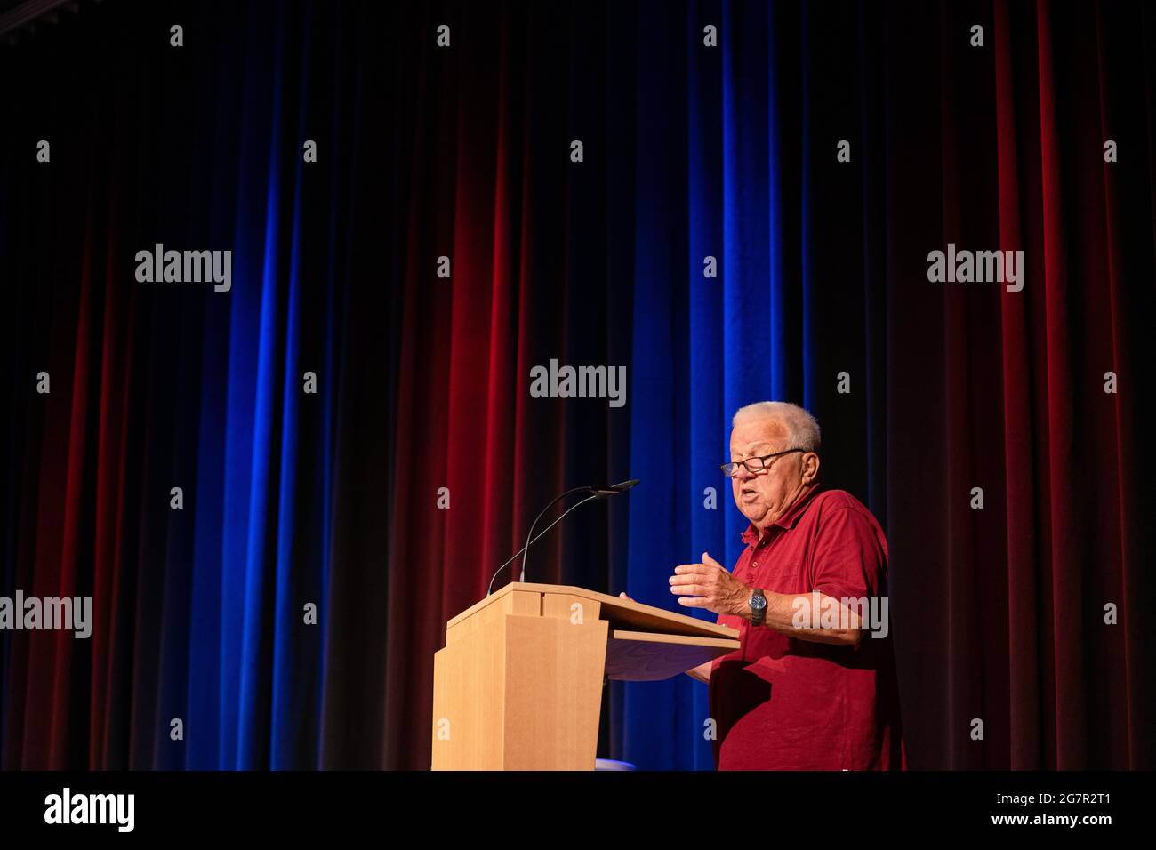 Kitzingen, Deutschland. Juli 2021. Peter Ott tritt bei einem Narrencasting an der Deutschen Fastnacht Akademie auf. In Kitzingen fand ein Narrencasting auf dem Gelände der Deutschen Fastnacht Akademie statt. Quelle: Nicolas Armer/dpa/Alamy Live News Stockfoto