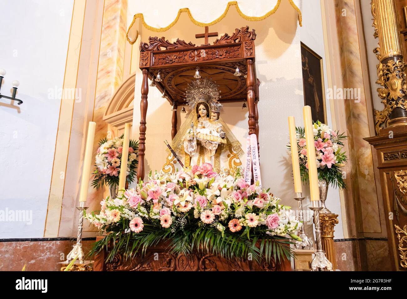 Cazorla, Jaen, Spanien - 18. Mai 2021: Bild der Virgen de la Cabeza, schutzpatronin der Stadt Cazorla, im Inneren der Parroquia de Santa Maria (Chur Stockfoto