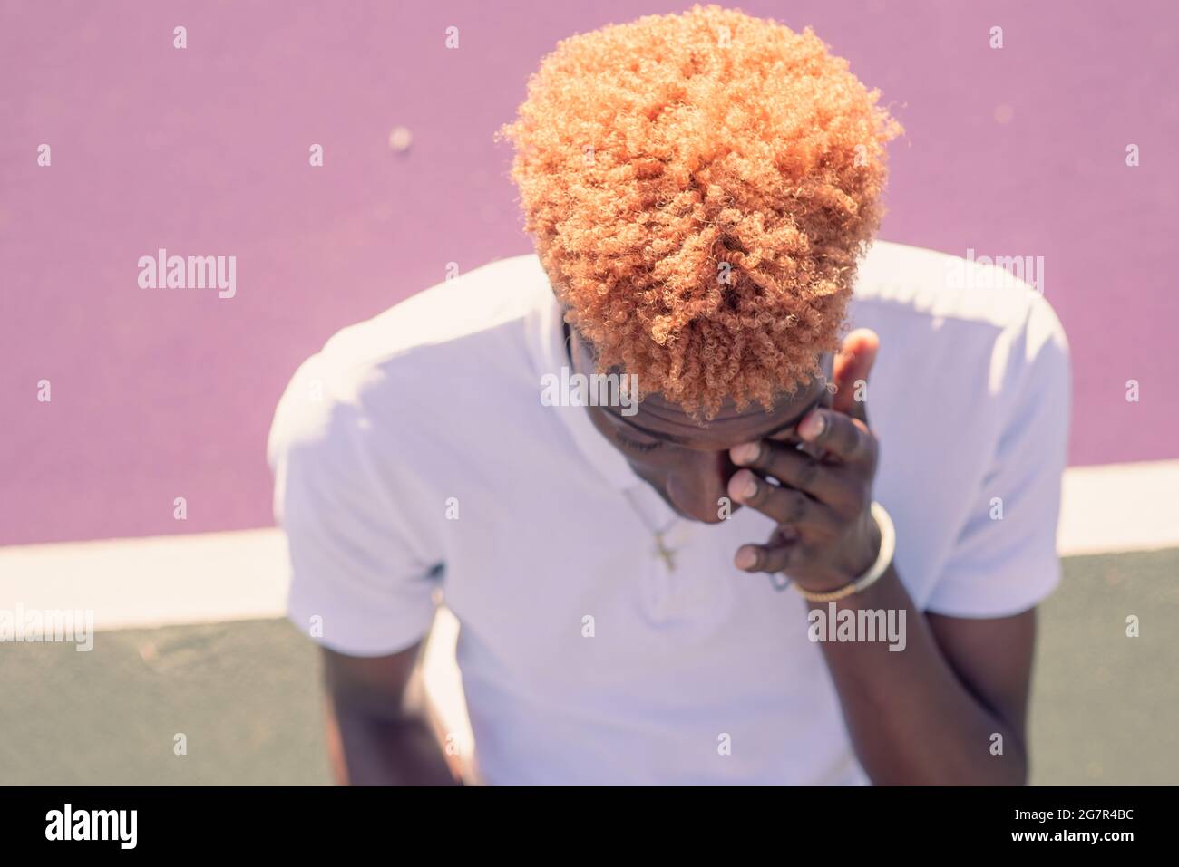 High-Angle-Ansicht des jungen Mannes mit bunten Haaren Stockfoto