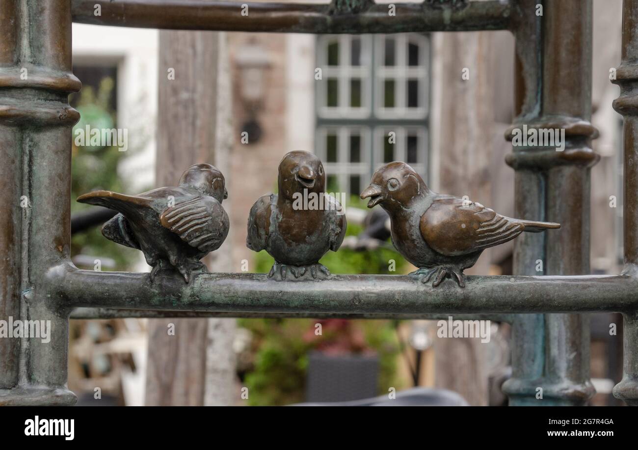 Aachen der Vogelbrunnen auf dem kleinen Münsterplatz wird auf Grund seiner kleinen Spatzen von den Aachenern liebevoll auch „Möschebrunnen“ genannt Stockfoto