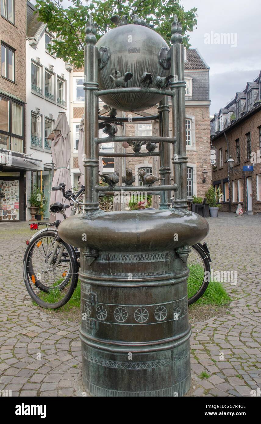 Aachen der Vogelbrunnen auf dem kleinen Münsterplatz wird auf Grund seiner kleinen Spatzen von den Aachenern liebevoll auch „Möschebrunnen“ genannt Stockfoto