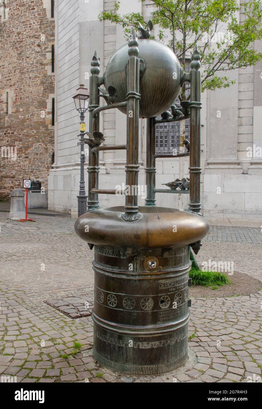 Aachen der Vogelbrunnen auf dem kleinen Münsterplatz wird auf Grund seiner kleinen Spatzen von den Aachenern liebevoll auch „Möschebrunnen“ genannt Stockfoto