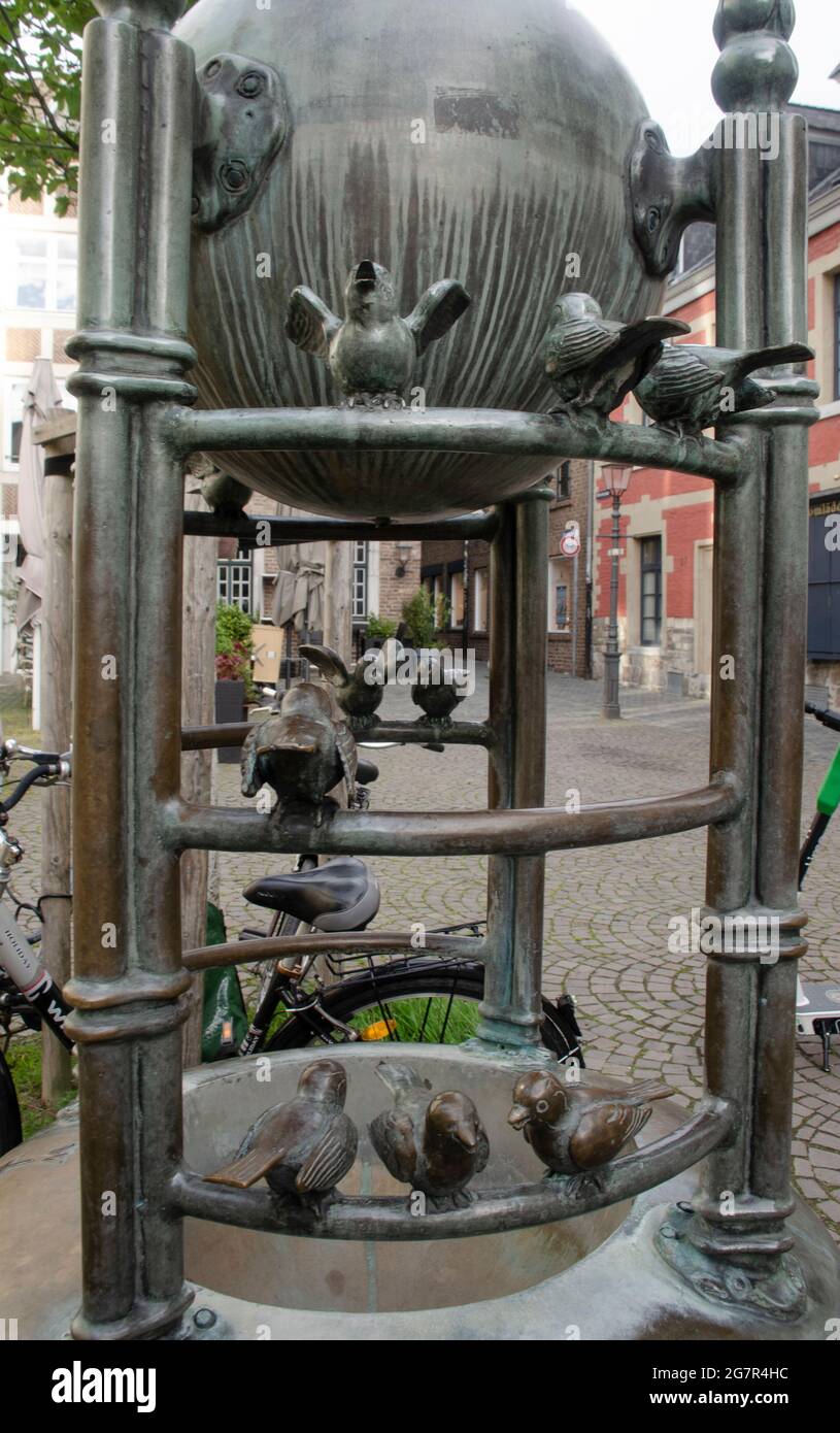 Aachen der Vogelbrunnen auf dem kleinen Münsterplatz wird auf Grund seiner kleinen Spatzen von den Aachenern liebevoll auch „Möschebrunnen“ genannt Stockfoto