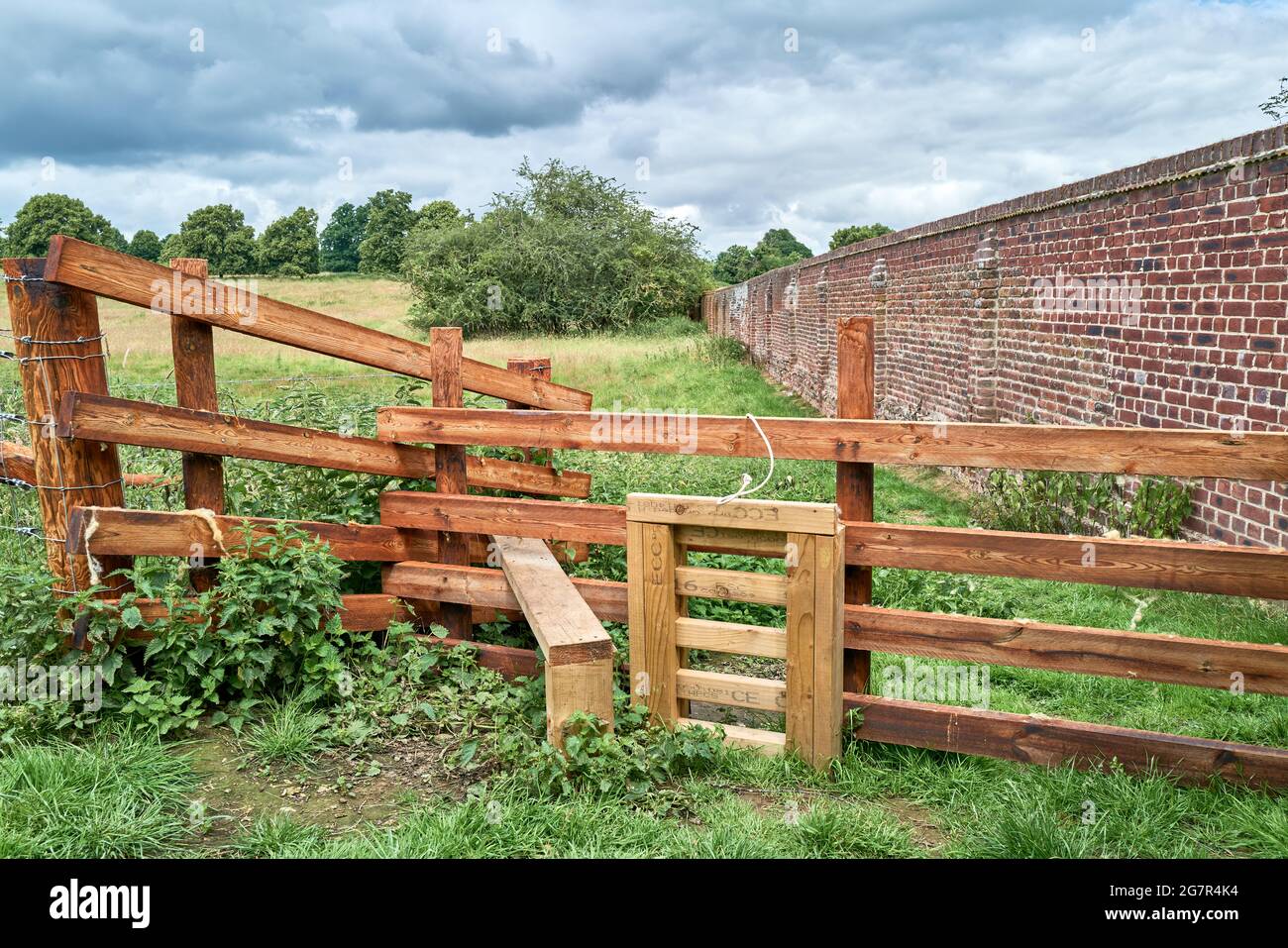 Hundefreundlicher Stil in der Grafschaft in der Nähe des Dorfes Weekly, England. Stockfoto