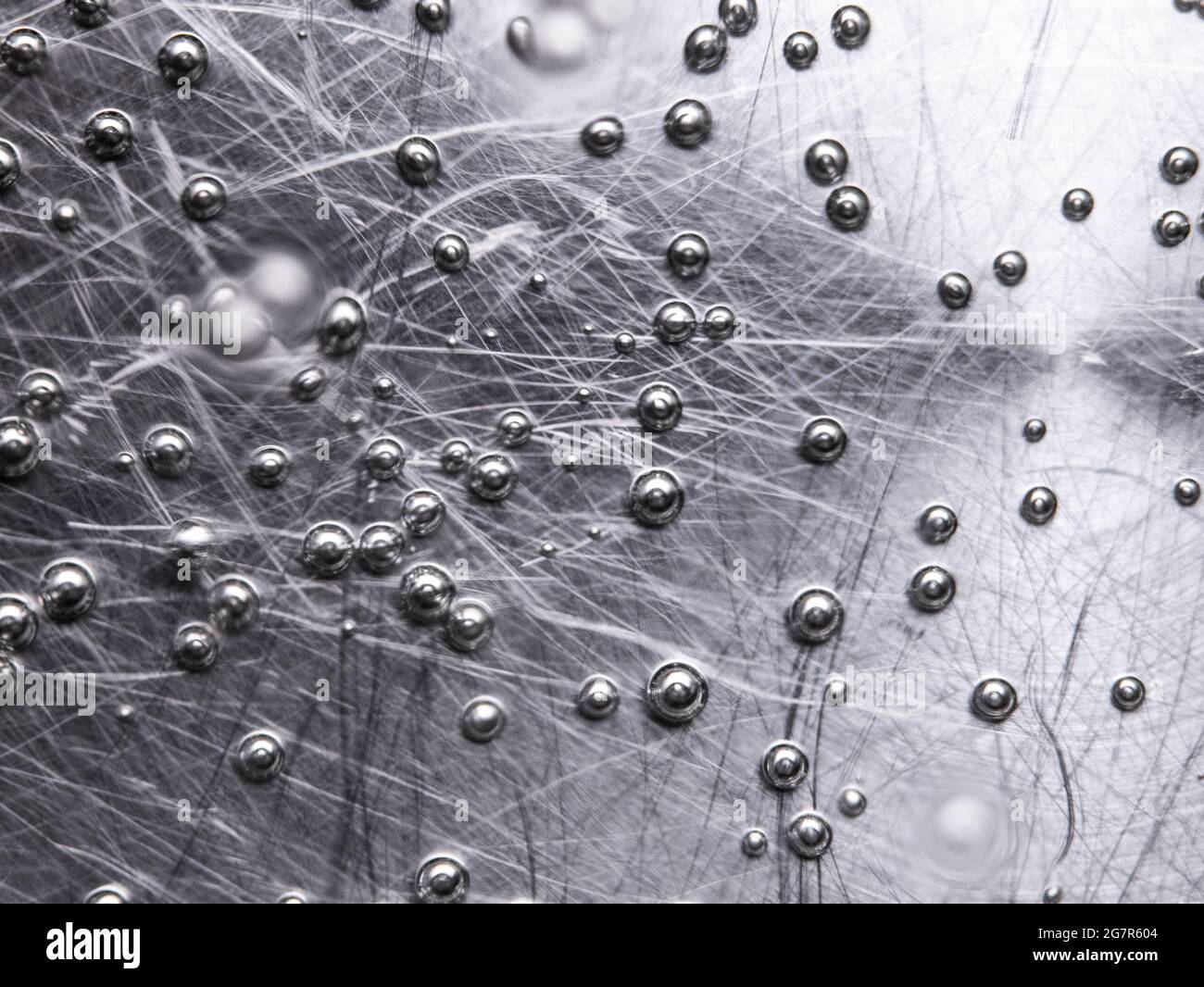 Kochendes Wasser im Topf auf dem Elektroherd in der Küche. Stockfoto