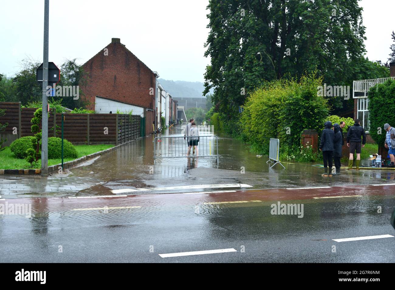 Wilsele, Vlaams-Brabant, Belgien - 15. Juli 2021: Wegen tagelang Regenfällen können Straßenüberflutete nicht auf die Toilette gehen, weil sie die toilette nicht spülen können Stockfoto