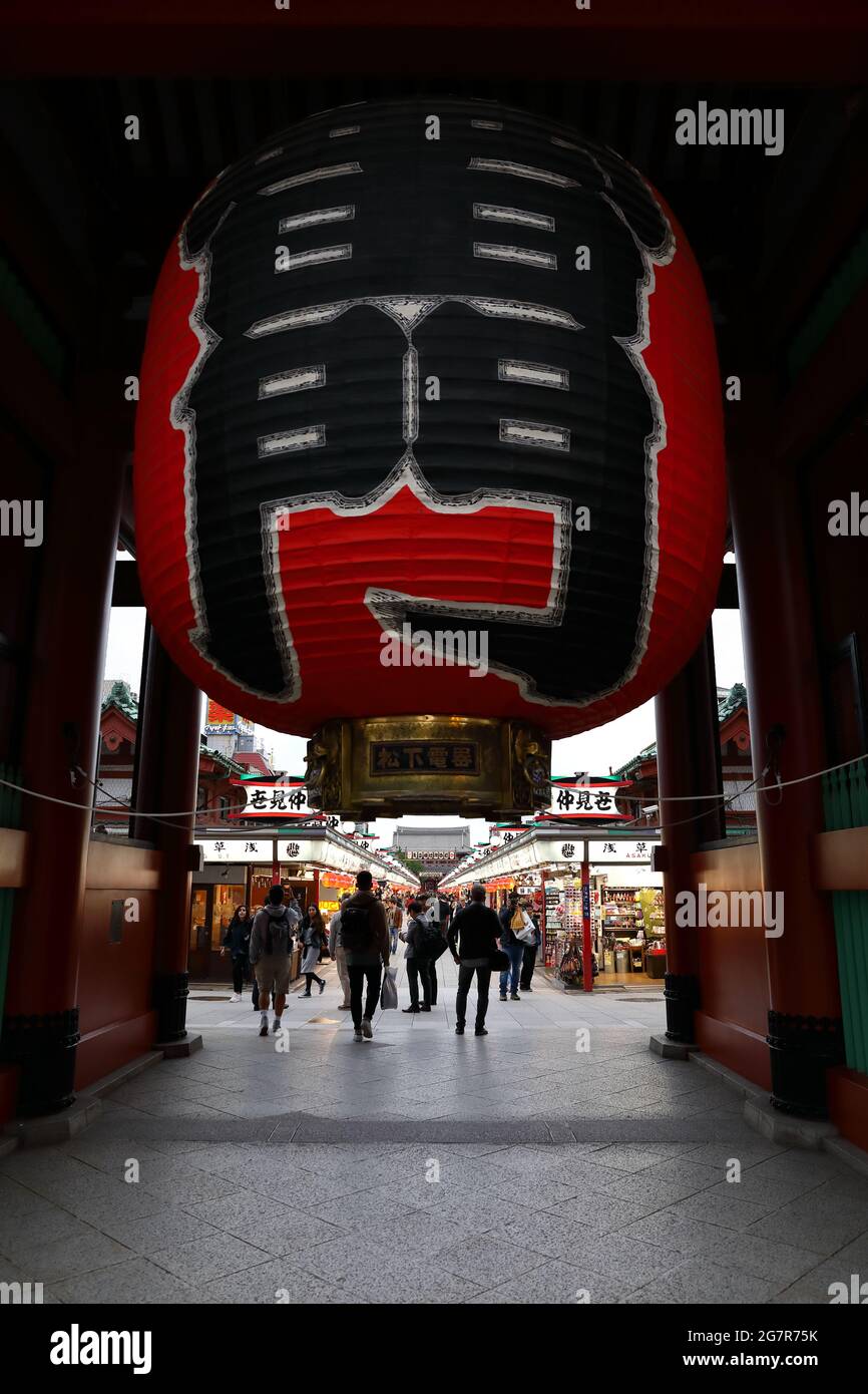 TOKIO, JAPAN - MAI, 2018 : Nakamise-dori Blick unter großer roter Papierlaterne auf das Kaminarimon-Tor, Sensoji-Schrein, Asakusa-Viertel. Stockfoto