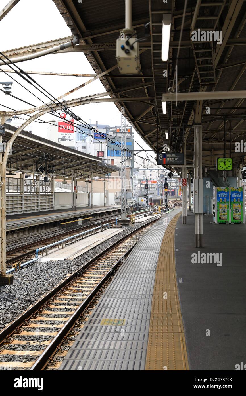 UENO TOKYO, JAPAN - MAI 2018 : leerer Bahnsteig am Bahnhof Ueno außerhalb der Stoßzeiten. Stockfoto