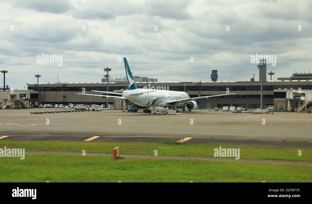 NARITA, JAPAN - Mai, 2018 : Blick auf den internationalen Flughafen von Narita, Parken im Flugzeug am Passagiertor. Stockfoto