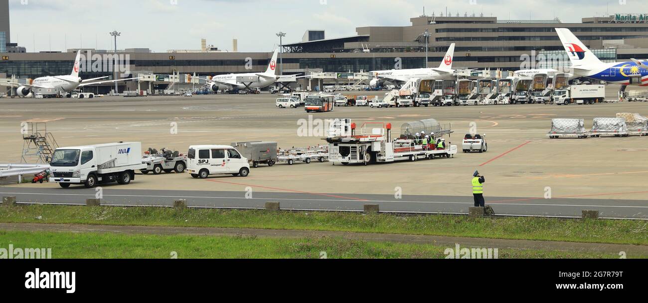 NARITA, JAPAN - MAI 2018 : Bodenunterstützungs-Ausrüstung steht in Apron in der Nähe der Flugzeugbucht zur Verfügung. Stockfoto