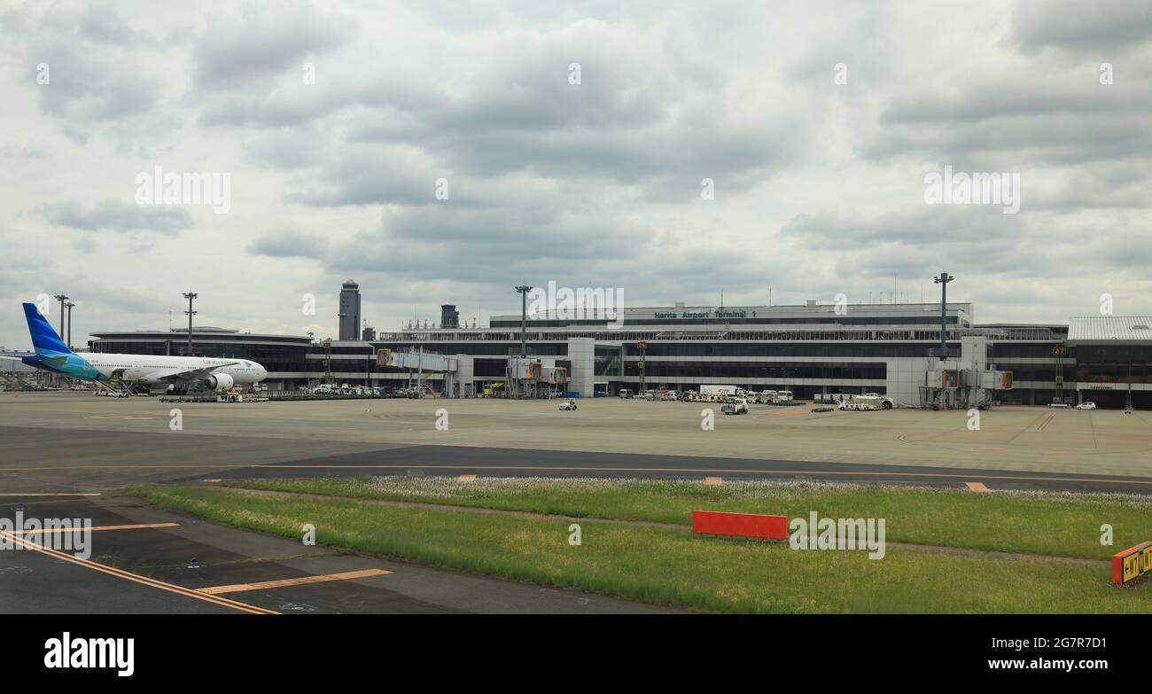 NARITA, JAPAN - Mai, 2018 : Blick auf den internationalen Flughafen von Narita, Parken im Flugzeug am Passagiertor. Stockfoto